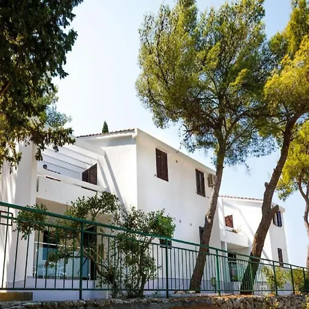 Lumbarda Resort Apartments *